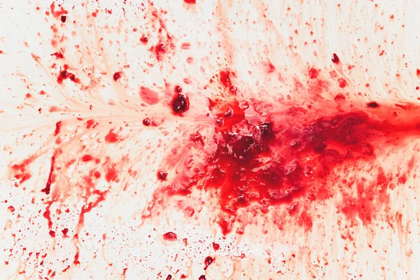 Krwawy zlew z płynącą czerwoną krwią. Koncepcja morderstwa. — Zdjęcie stockowe