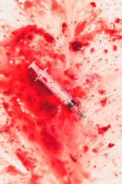 Sangriento en el lavabo con sangre roja que fluye. Antecedentes del concepto de asesinato. jeringa — Foto de Stock