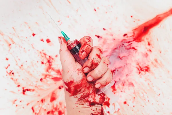 Sangrento no lavatório com sangue vermelho a fluir. Concepção de homicídio. seringa — Fotografia de Stock