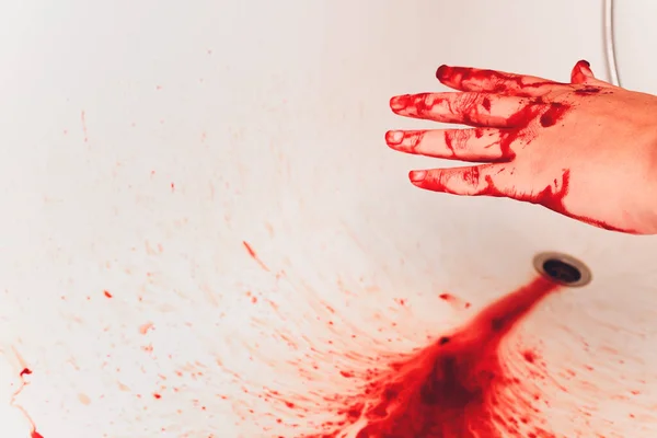 Blodig i handfat med flödande rött blod. Mordbegreppet bakgrund. hand — Stockfoto
