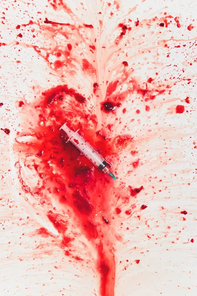 Sangriento en el lavabo con sangre roja que fluye. Antecedentes del concepto de asesinato. jeringa — Foto de Stock