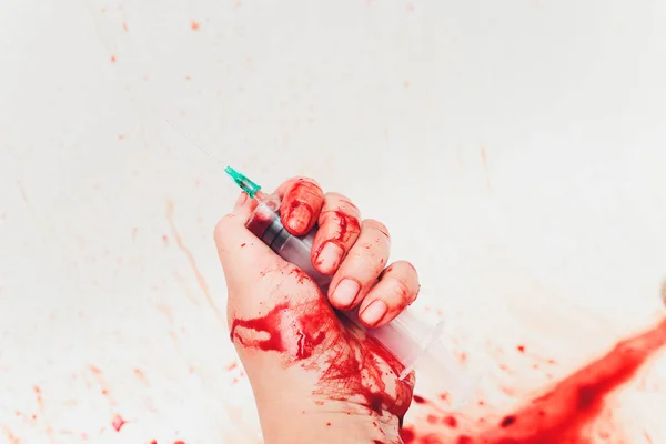 Sangrento no lavatório com sangue vermelho a fluir. Concepção de homicídio. seringa — Fotografia de Stock