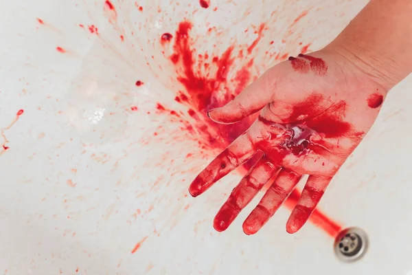 Sangrento no lavatório com sangue vermelho a fluir. Concepção de homicídio. mão — Fotografia de Stock