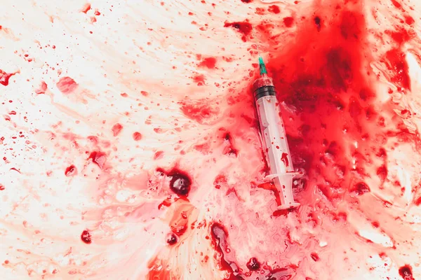 Sangriento en el lavabo con sangre roja que fluye. Antecedentes del concepto de asesinato. jeringa — Foto de Stock