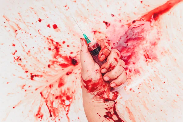 Blutig im Waschbecken mit fließendem roten Blut. Hintergrund des Mordkonzepts. Spritze — Stockfoto