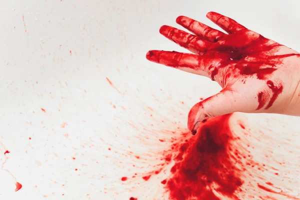 Sangriento en el lavabo con sangre roja que fluye. Antecedentes del concepto de asesinato. mano — Foto de Stock