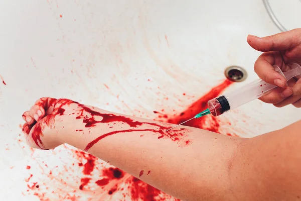 Sangrento no lavatório com sangue vermelho a fluir. Concepção de homicídio. seringa — Fotografia de Stock