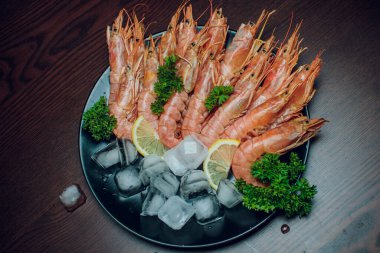 Limonlu ve biberiyeli karides. Üst Manzara. Kare resim.