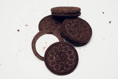 Beyaz arka planda izole edilmiş çikolatalı kurabiye..