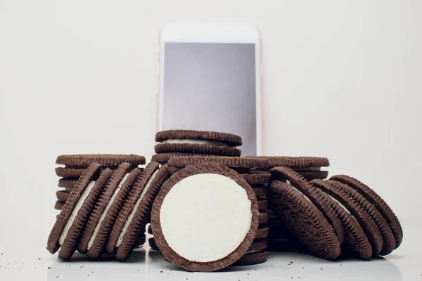 Galleta de chocolate aislada sobre fondo blanco de cerca . — Foto de Stock