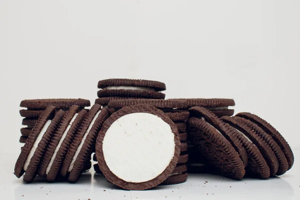 Choklad cookie isolerad på vit bakgrund närbild. — Stockfoto