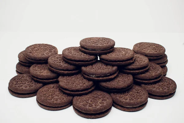 Choklad cookie isolerad på vit bakgrund närbild. — Stockfoto