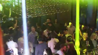 Ufa, Rusya - 10 Mart 2020: Kadınlar ve erkekler eğlenceli bir tatil gününde bir barda veya gece kulübünde dans ederler.