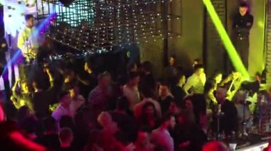 Ufa, Rusya - 10 Mart 2020: Kadınlar ve erkekler eğlenceli bir tatil gününde bir barda veya gece kulübünde dans ederler.