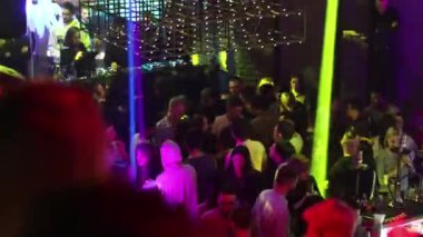 Ufa, Rusya - 10 Mart 2020: Kadınlar ve erkekler eğlenceli bir tatil gününde bir barda veya gece kulübünde dans ederler.