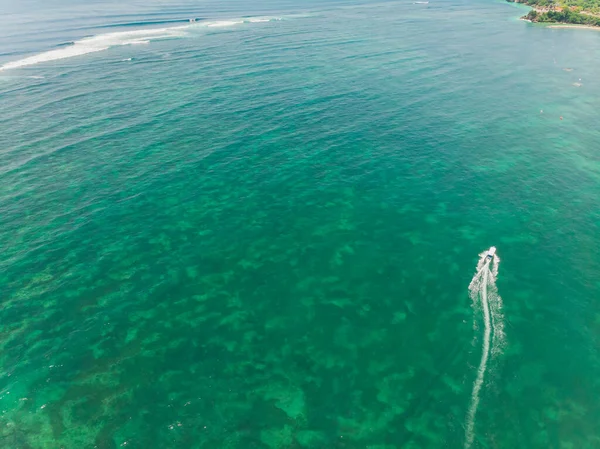 Hermoso agua de mar turquesa con barco en ella vista superior foto aérea . — Foto de Stock