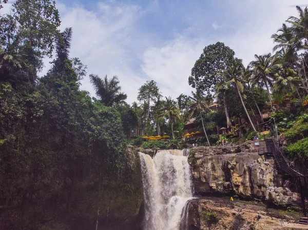 Tegenungan Waterval is een prachtige waterval gelegen in plateau gebied en het is een van de bezienswaardigheden van Bali. — Stockfoto