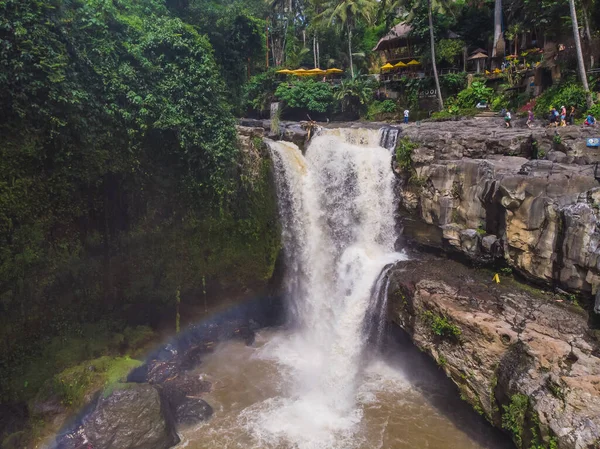 Tegenungan Waterval is een prachtige waterval gelegen in plateau gebied en het is een van de bezienswaardigheden van Bali. — Stockfoto