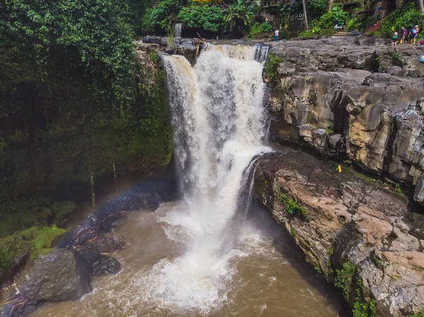 Cachoeira de Tegenungan é uma cachoeira bonita localizada na área de planalto e é um dos lugares de interesse de Bali . — Fotografia de Stock