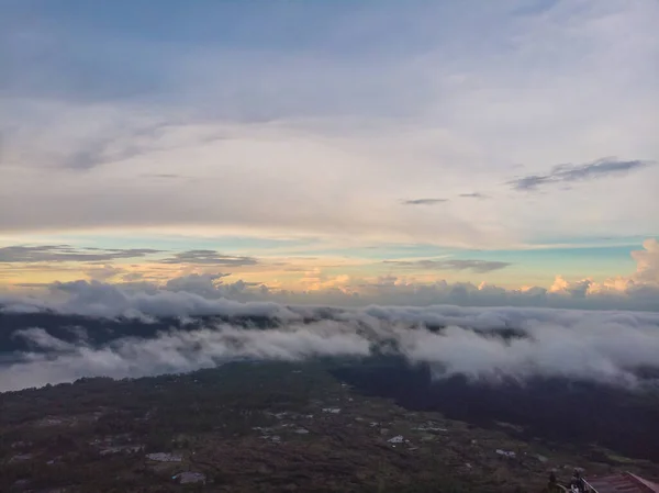 Vista panorâmica das nuvens e névoa ao nascer do sol do topo do vulcão Batur Kintamani, Bali, Indonésia . — Fotografia de Stock