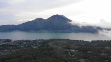 Batur Kintamani volkanı, Bali, Endonezya tepesinden gün doğumunda bulutların ve sisin manzarası.