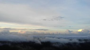 Batur Kintamani volkanı, Bali, Endonezya tepesinden gün doğumunda bulutların ve sisin manzarası.