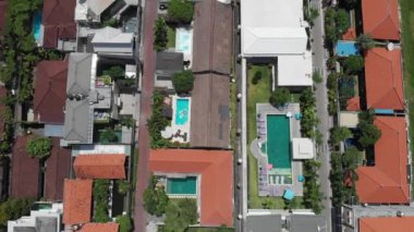 Pirinç tarlalarının, evlerin ve Endonezya 'nın Bali kentindeki Ubud yakınlarındaki bir yolun yukarıdan görünüşü.