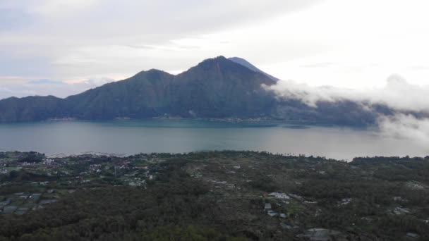 Vista panorámica de las nubes y la niebla al amanecer desde la cima del volcán Batur Kintamani, Bali, Indonesia . — Vídeos de Stock