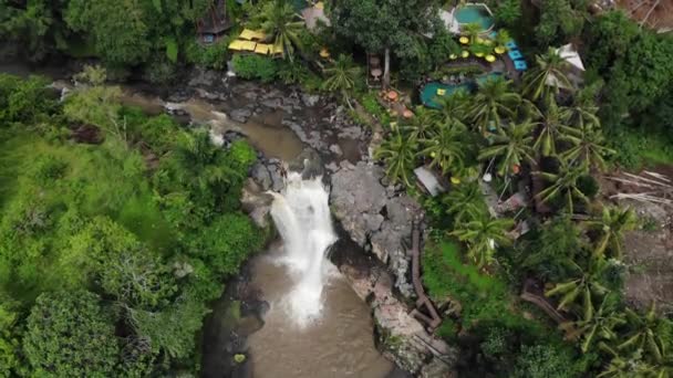 Tegenungan vízesés egy gyönyörű vízesés található fennsík területén, és ez az egyik nevezetessége Bali. — Stock videók