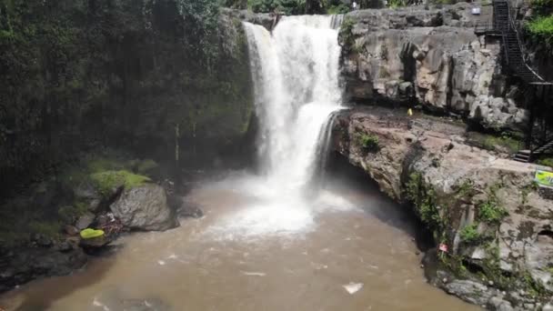 Tegenungan Waterfall är ett vackert vattenfall beläget i platåområde och det är en av de platser av intresse för Bali. — Stockvideo