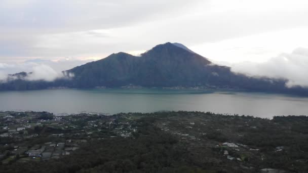 山頂からの日の出の雲と霧の風景｜Batur Kintamani火山,バリ島,インドネシア. — ストック動画