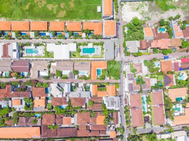 Pirinç tarlalarının, evlerin ve Endonezya 'nın Bali kentindeki Ubud yakınlarındaki bir yolun yukarıdan görünüşü.