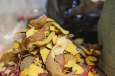 Arka plan bileşimi olarak kahverengi patates kabuklarıyla kaplı yüzey.