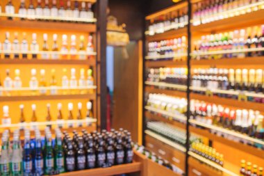 Arka plan Bulanık Biralar buzdolabında, dondurucuda ya da buzdolabında soğutuluyor. Odaklanmamış Bulanık Gece hayatı, Gece Kulübü, Bar, Pub, Mağaza veya Bakkal konsepti.