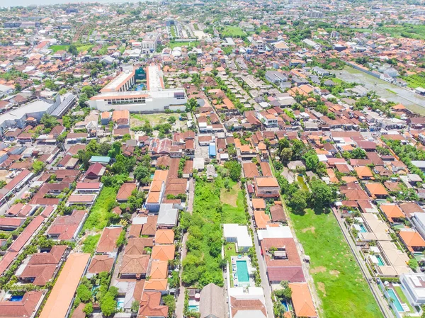 Felülről lefelé légi kilátás rizsföldek, házak és egy út közelében Ubud Balin, Indonézia. — Stock Fotó