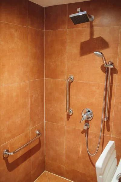 Dusch med sits och handtag för funktionshindrade och äldre i badrummet. — Stockfoto