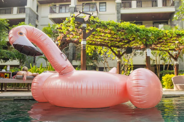 Felfújható matrac flamingók a medencében. — Stock Fotó