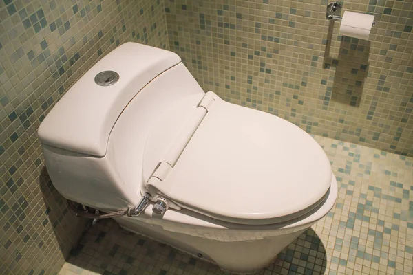 Tazón de inodoro moderno en un baño para hombres, inodoro empotrado de cerámica blanca para hombres en el baño . — Foto de Stock