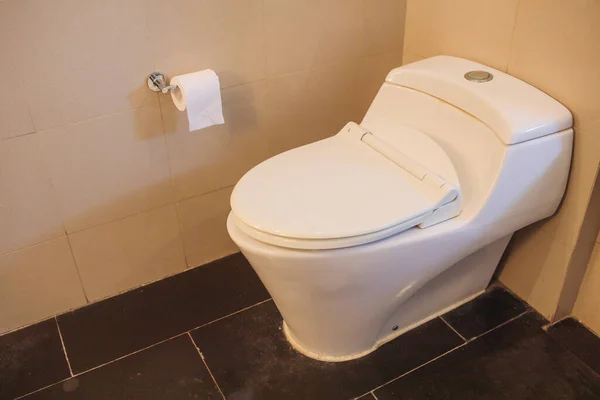 Moderne toiletpot in een heren badkamer, wit keramisch spoeltoilet voor mannen in toiletruimte. — Stockfoto