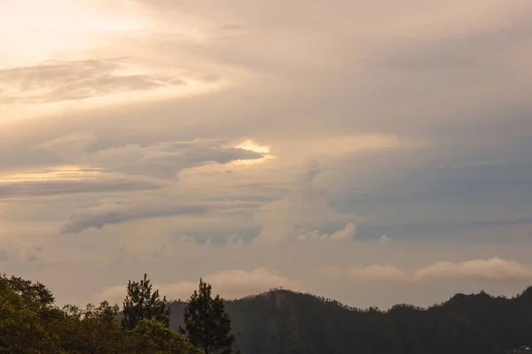 Sonnenuntergang in Wolken. Schöne Luftaufnahme des Himmels. — Stockfoto