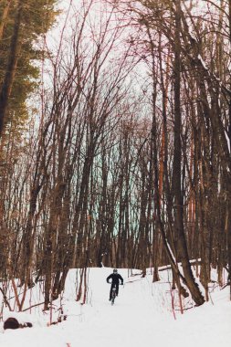 Ormanda dağ bisikleti süren kış..