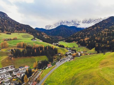 Güney Tyrol, İtalya 'daki Puez Odle Doğa Parkı' nın tepelerinde gün batımı. San Pietro Köyü.