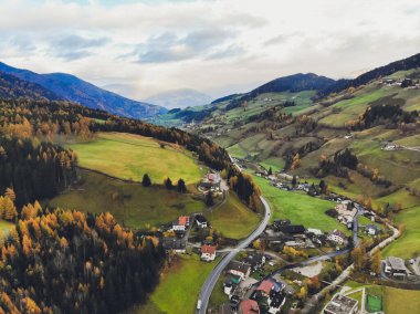 Güney Tyrol, İtalya 'daki Puez Odle Doğa Parkı' nın tepelerinde gün batımı. San Pietro Köyü.