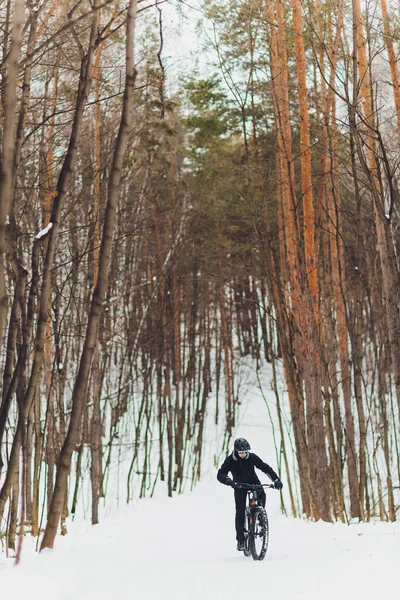 Winter rijden op een mountainbike in het bos. — Stockfoto