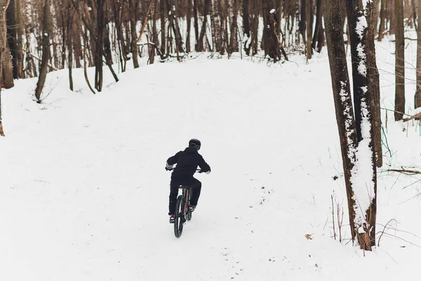 Winter riding a mountain bike in the forest. — Stock Photo, Image