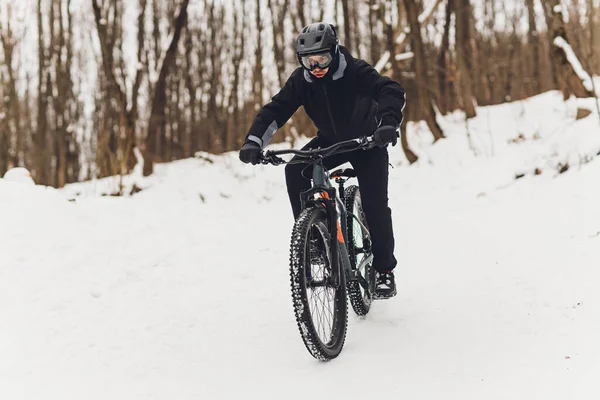 Зимова їзда на гірському велосипеді в лісі . — стокове фото