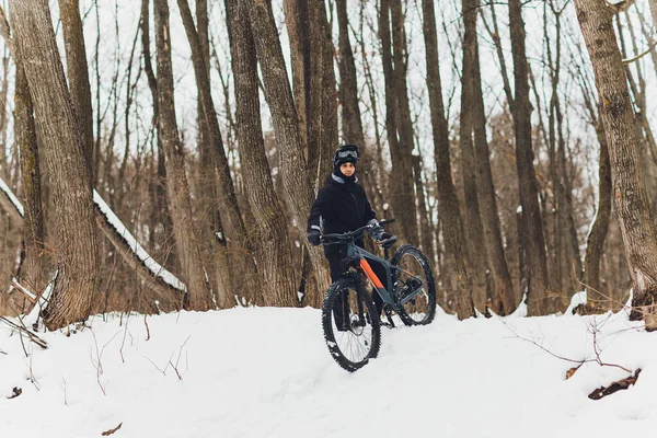 Зима на горном велосипеде в лесу . — стоковое фото