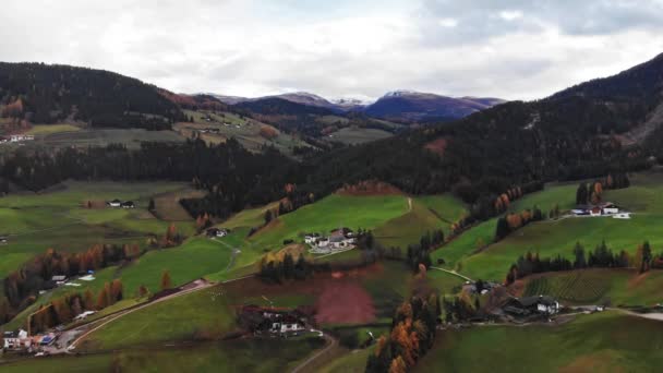 Naplemente a Puez Odle Természetvédelmi Park csúcsai felett Dél-Tirolban, Olaszországban. San Pietro község. — Stock videók