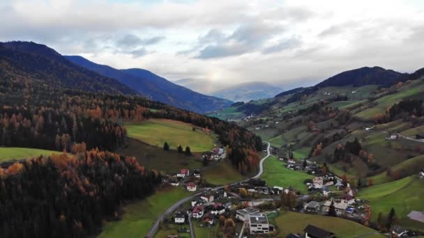 Pôr do sol sobre os picos do Puez Odle Nature Park, no sul do Tirol, Itália. a aldeia de San Pietro . — Vídeo de Stock