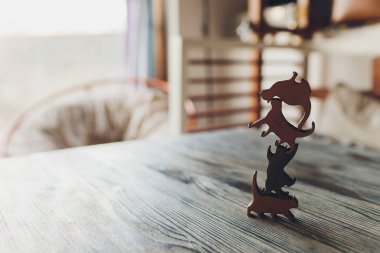 Çok komik kedi. Yakından gülüyor..